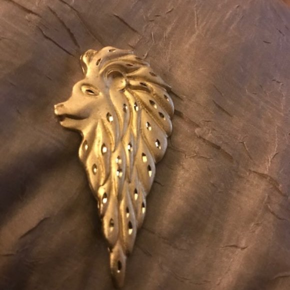 Vintage 1990's burnished & shiny lion brooch. - Picture 1 of 9